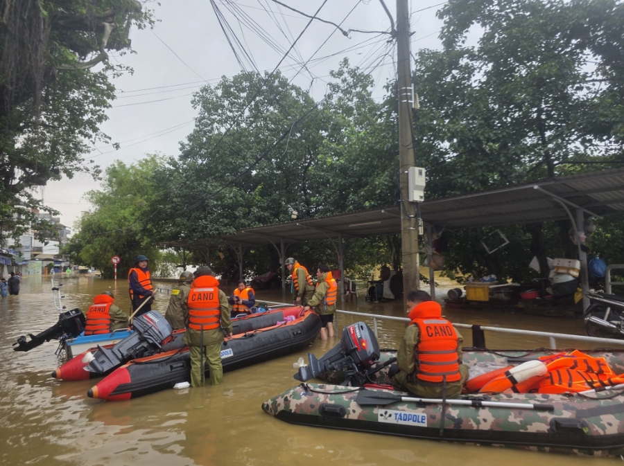 Lực lượng chức năng được huy động đến các khu vực trũng thấp khẩn trương hỗ trợ người dân
