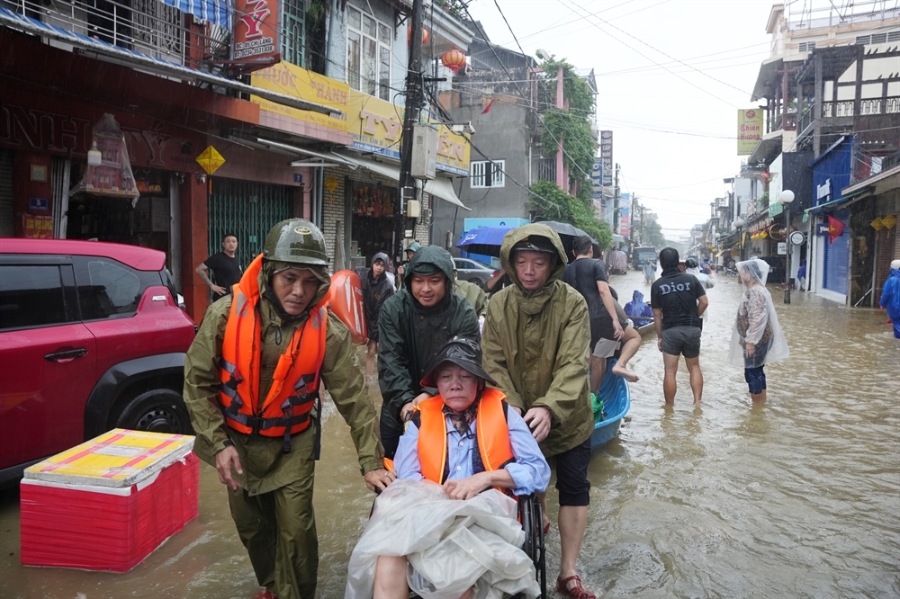Chủ tịch UBND thành phố Huế Phan Thiên Định cùng các lực lượng hỗ trợ đưa các bệnh nhân đến nơi an toàn