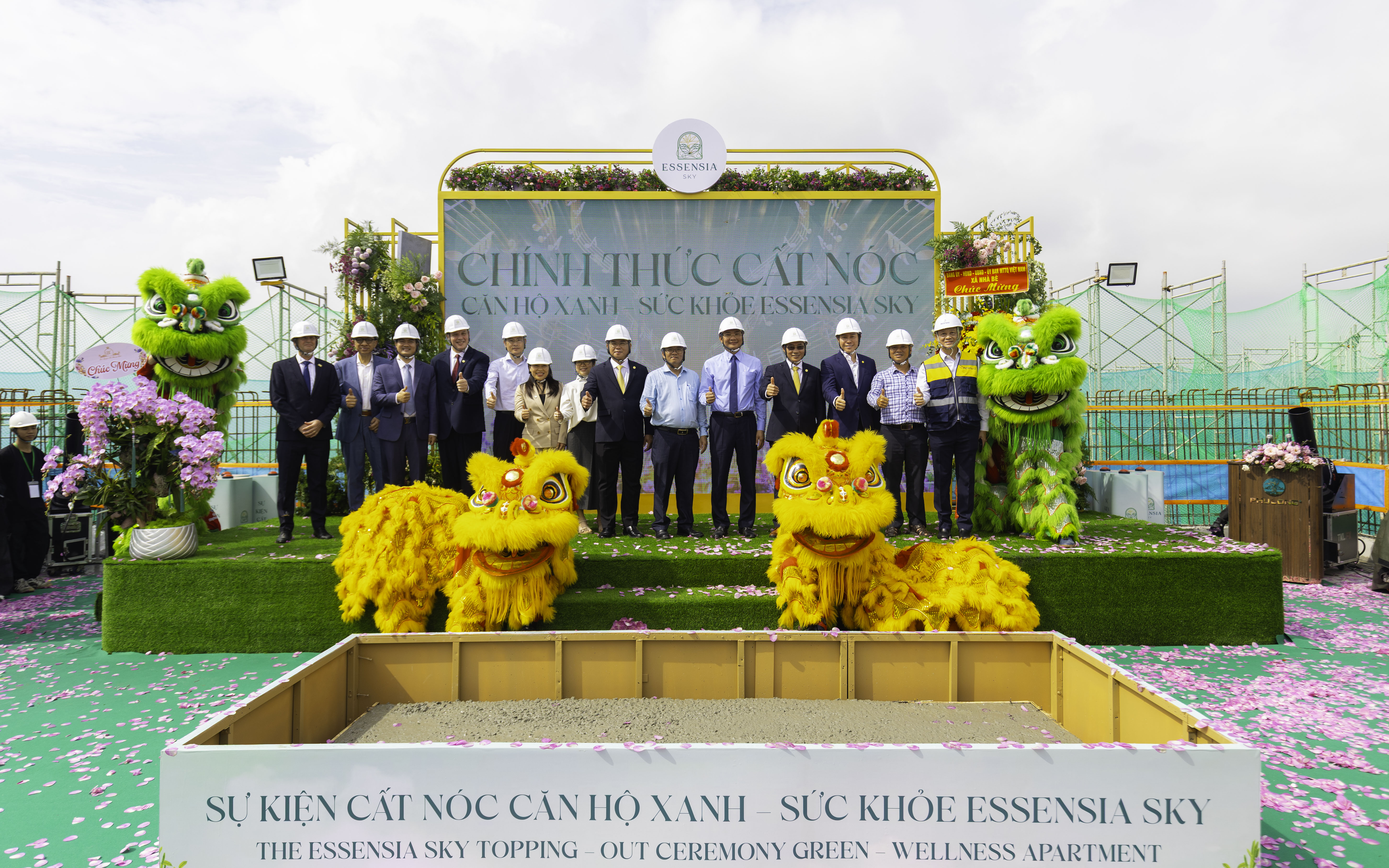 Lãnh đạo xã Nhà Bè, Chủ đầu tư Phú Long và các đối tác chiến lược tại lễ cất nóc dự án Essensia Sky. Ảnh: Phú Long.