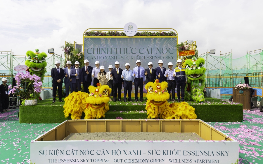Lãnh đạo xã Nhà Bè, Chủ đầu tư Phú Long và các đối tác chiến lược tại lễ cất nóc dự án Essensia Sky. Ảnh: Phú Long.