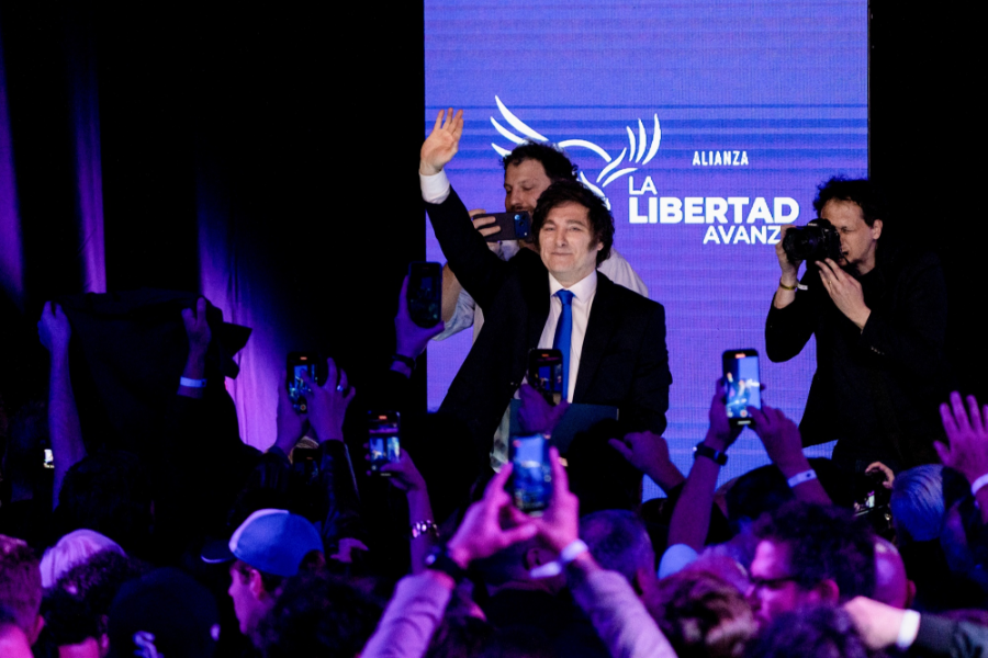 Tổng thống Argentina Javier Milei trong lễ mừng chiến thắng bầu cử ngày 27/10 - Ảnh: Bloomberg.