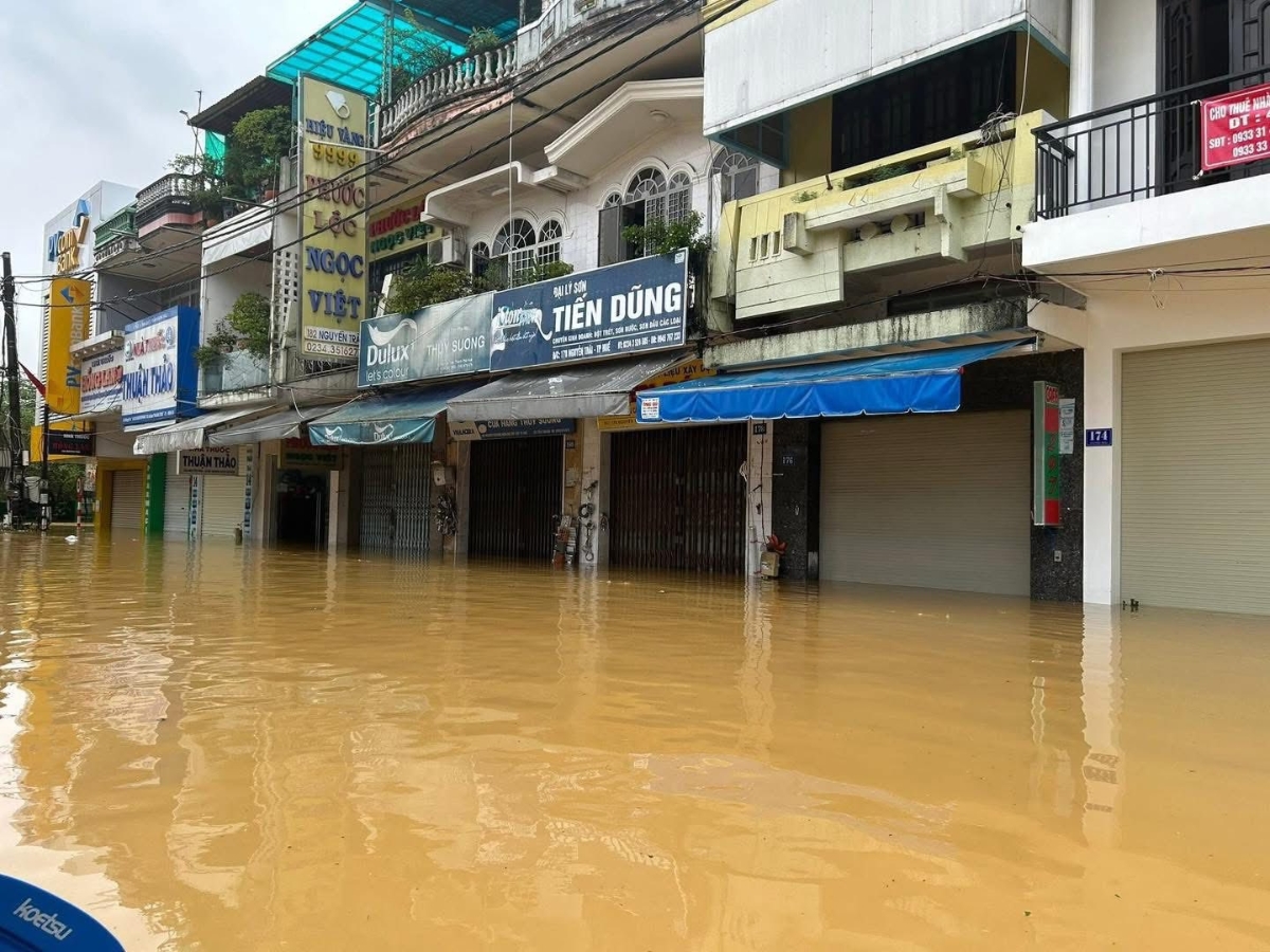 Theo thống kê sơ bộ, mưa lũ đã gây ngập lụt nghiêm trọng tại 32 trong tổng số 40 xã, phường của thành phố Huế, với độ sâu trung bình từ 1–2 mét, có nơi sâu hơn. Hơn 35.000 ngôi nhà bị ngập từ 0,5–0,9 mét, nhiều khu vực bị cô lập, giao thông tê liệt cục bộ