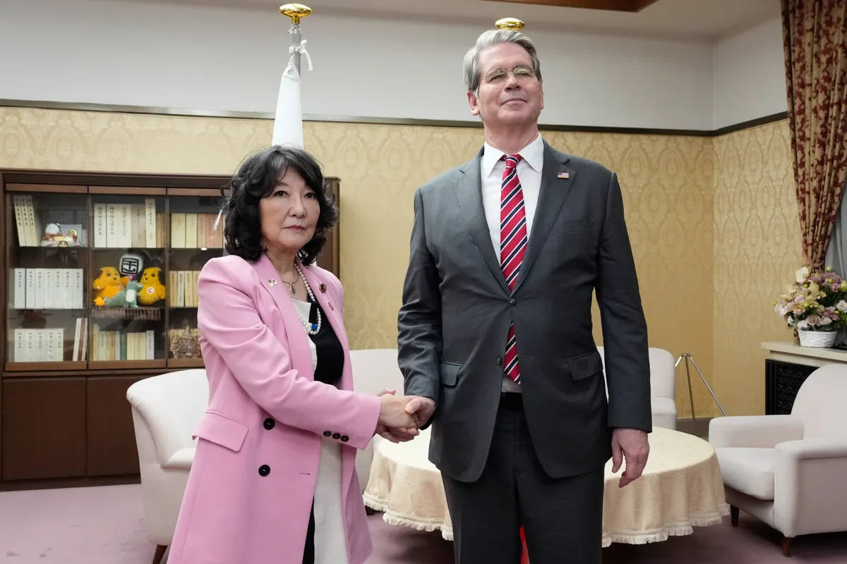 Bộ trưởng Bộ Tài chính Nhật Bản Satsuki Katayama (trái) và người đồng cấp Mỹ Scott Bessent trong cuộc gặp tại Tokyo. ngày 27/10 - Ảnh: Bloomberg.