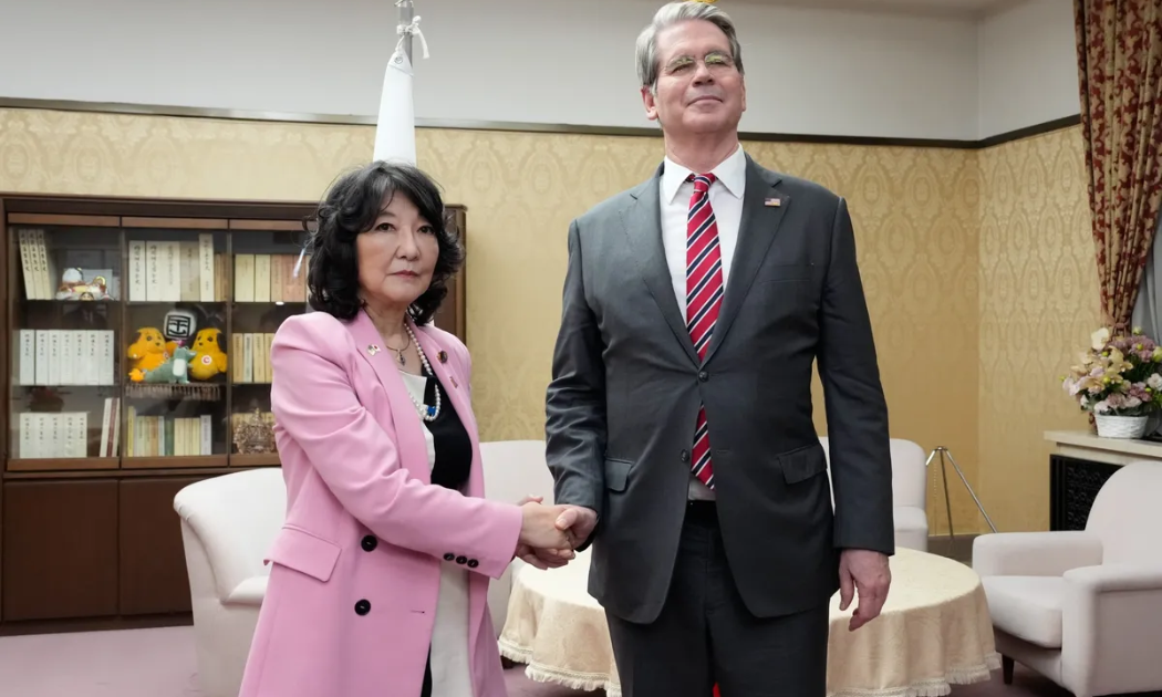 Bộ trưởng Bộ Tài chính Nhật Bản Satsuki Katayama (trái) và người đồng cấp Mỹ Scott Bessent trong cuộc gặp tại Tokyo. ngày 27/10 - Ảnh: Bloomberg.