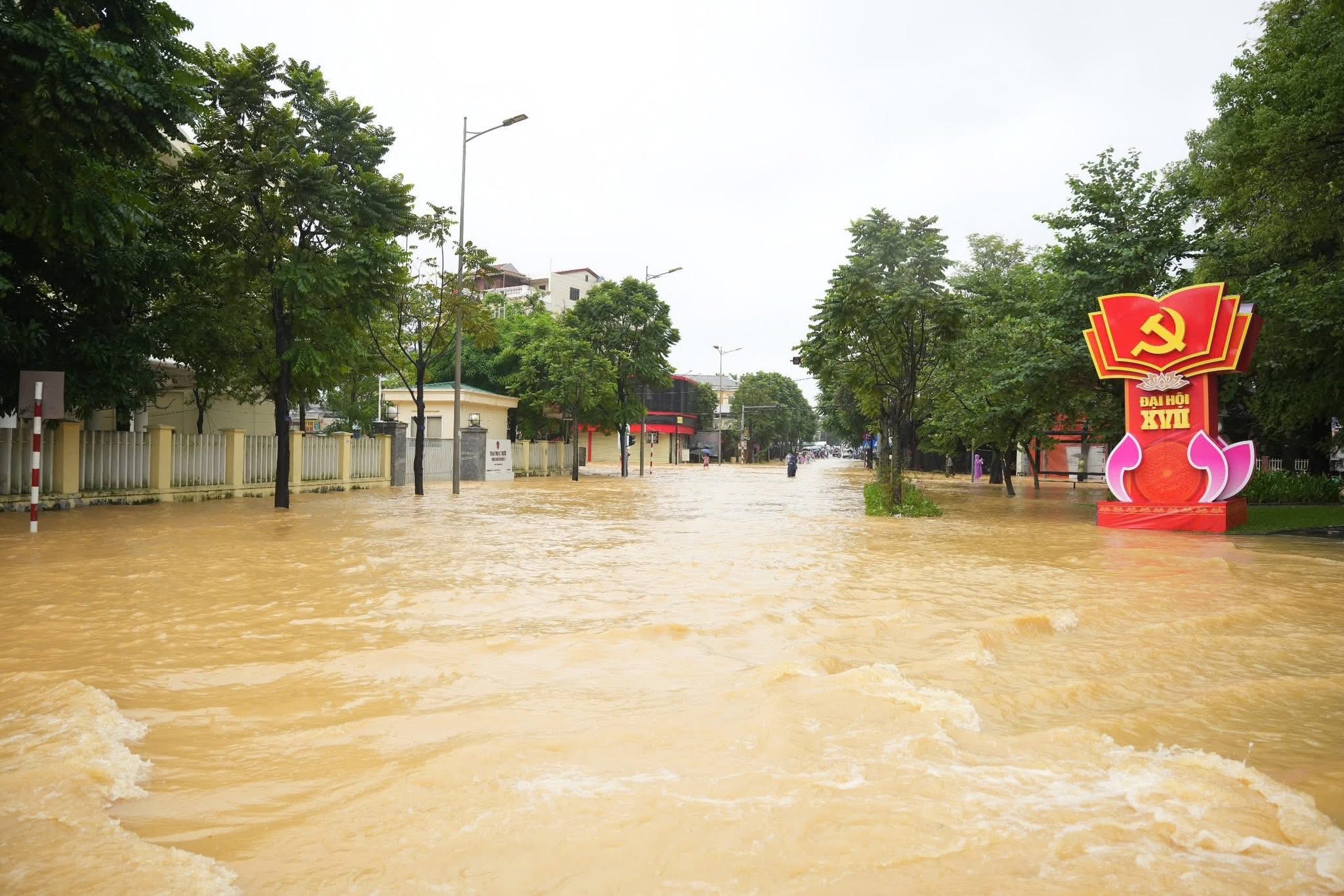 Sau ngày mưa lớn liên tiếp, đến chiều nay 28/10, tại khu vực trung tâm thành phố Huế đã ngớt mưa. Tuy nhiên, nước lũ đục ngầu vẫn bao phủ nhiều tuyến phố, khu dân cư. Nhiều nơi vẫn còn ngập sâu, giao thông chia cắt.