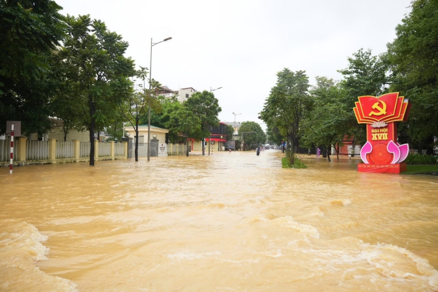 Sau ngày mưa lớn liên tiếp, đến chiều nay 28/10, tại khu vực trung tâm thành phố Huế đã ngớt mưa. Tuy nhiên, nước lũ đục ngầu vẫn bao phủ nhiều tuyến phố, khu dân cư. Nhiều nơi vẫn còn ngập sâu, giao thông chia cắt.
