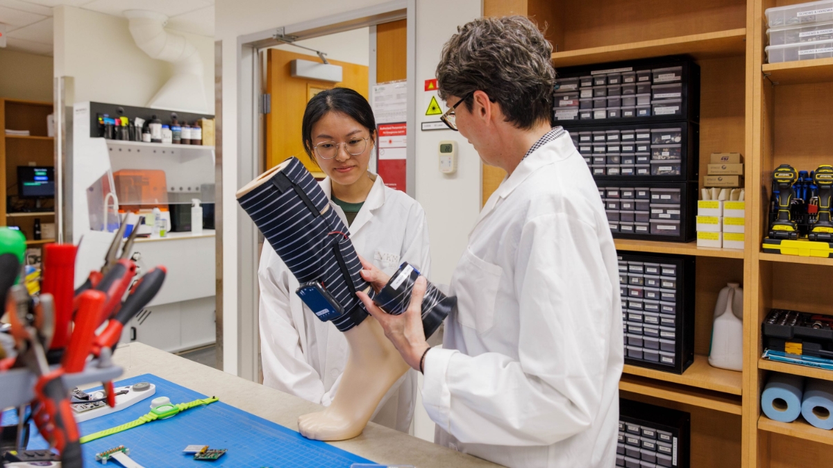 Nhóm nghiên cứu liên ngành bên trong phòng thí nghiệm của Đại học Alberta.