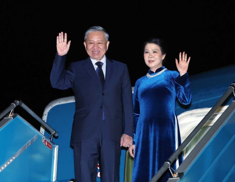 Tổng Bí thư Tô Lâm và Phu nhân rời Hà Nội, lên đường thăm chính thức Liên hiệp Vương quốc Anh và Bắc Ireland. Ảnh: TTXVN