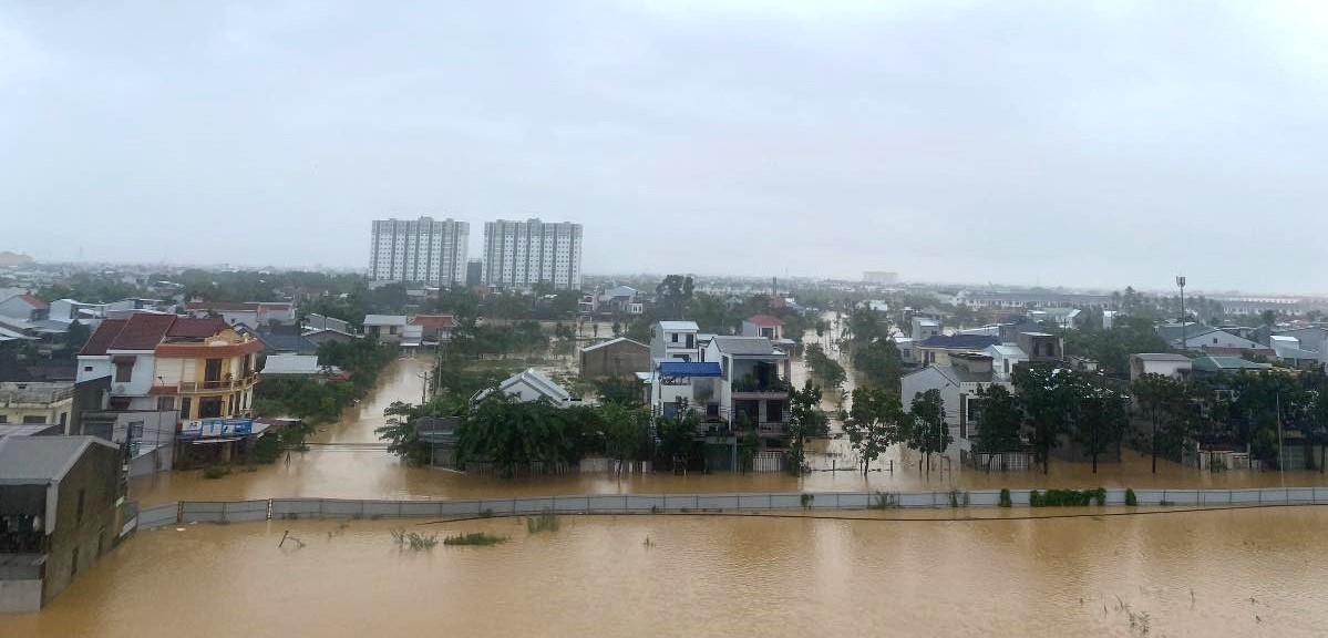 Theo Ban Chỉ huy phòng thủ dân sự thành phố Huế, đến sáng 28/10, mực nước sông Hương và sông Bồ vẫn trên báo động 3 và rút rất chậm. Mưa lớn kéo dài khiến 32/40 phường, xã trên địa bàn bị ngập từ 1–1,5 mét, nhiều nơi trũng ngập sâu tới 2–2,5 mét.
