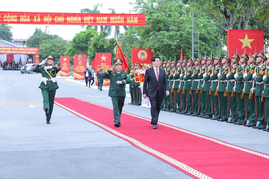 Chủ tịch nước Lương Cường duyệt đội Danh dự tại buổi lễ.&nbsp; Ảnh: QĐN