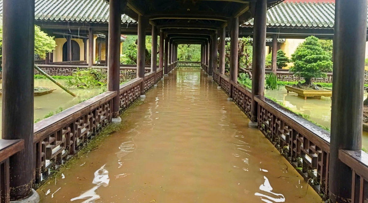 Nước lũ tràn vào hệ thống trường lang nối các cung điện của khu Hoàng Thành Huế