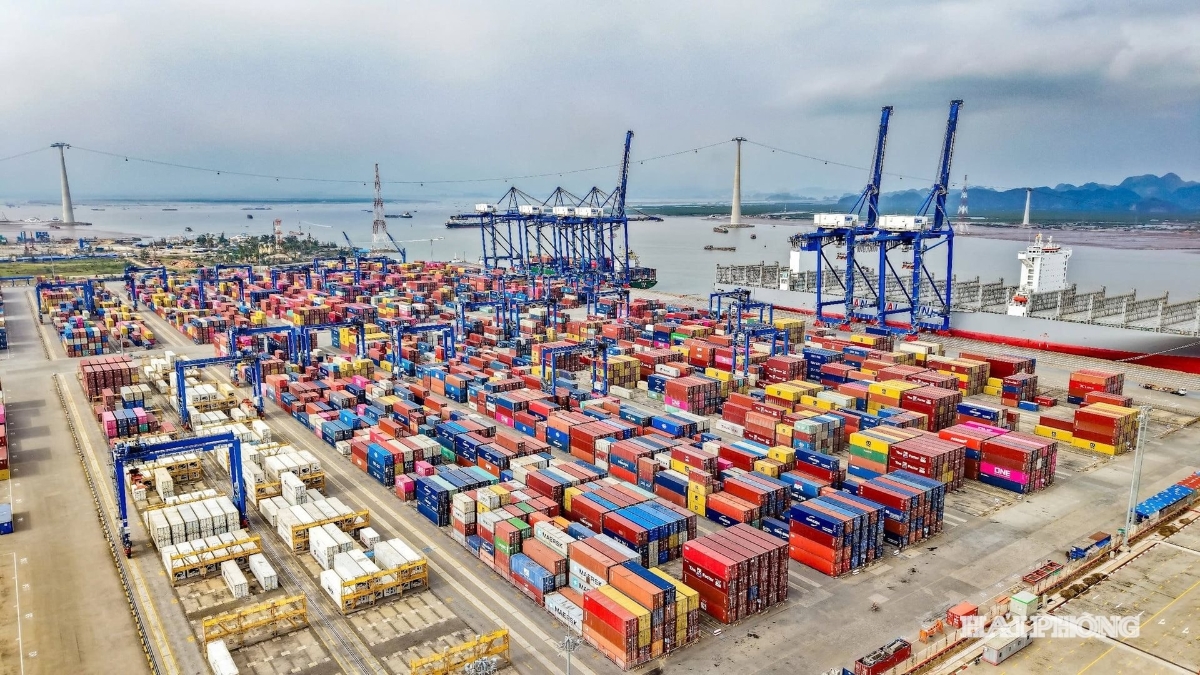 Xếp dỡ container tại Cảng Hải Phòng. Ảnh: Lê Dũng