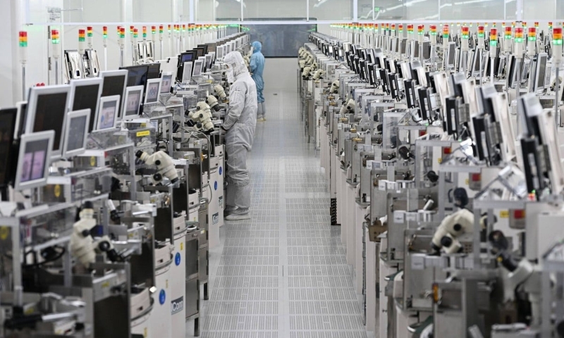 Trung Quốc không chỉ tiến gần hơn đến mục tiêu tự chủ trong công nghệ quang khắc, mà còn khẳng định năng lực nghiên cứu khoa học cơ bản mạnh mẽ – yếu tố được xem là trụ cột cho kỷ nguyên bán dẫn nội địa trong tương lai.