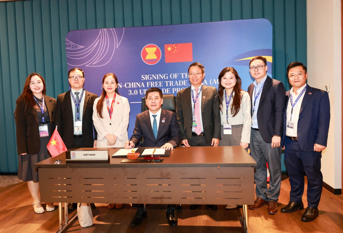 Bộ trưởng Bộ Công Thương Nguyễn Hồng Diên đã thay mặt Chính phủ Việt Nam ký Nghị định thư.