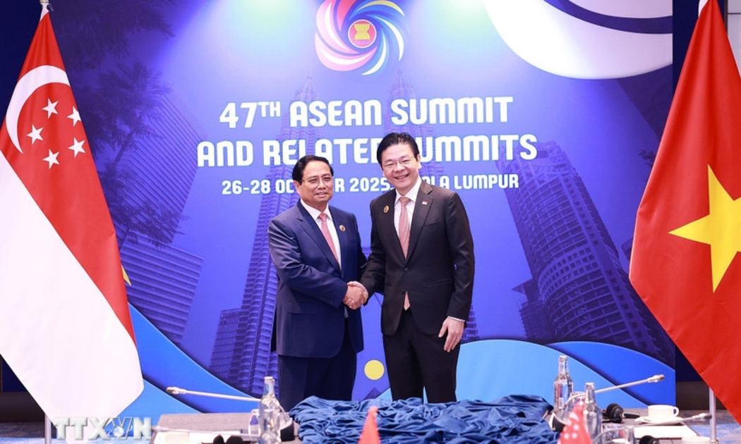 Thủ tướng Phạm Minh Chính gặp Thủ tướng Singapore Lawrence Wong. Ảnh: TTXVN.