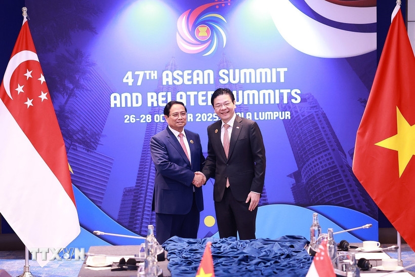 Thủ tướng Phạm Minh Chính gặp Thủ tướng Singapore Lawrence Wong. Ảnh: TTXVN.