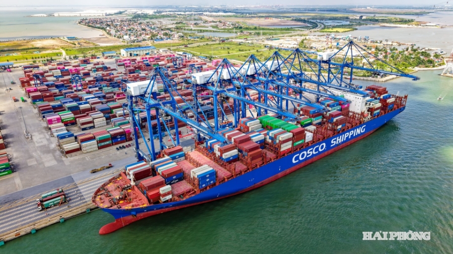 Tàu CSCL EAST CHINA SEA cập cảng TC-HICT.