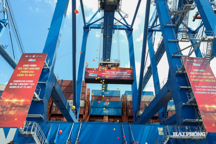 Teu container thứ 1 triệu được xếp dỡ trên tàu CSCL EAST CHINA SEA của hãng tàu COSCO.