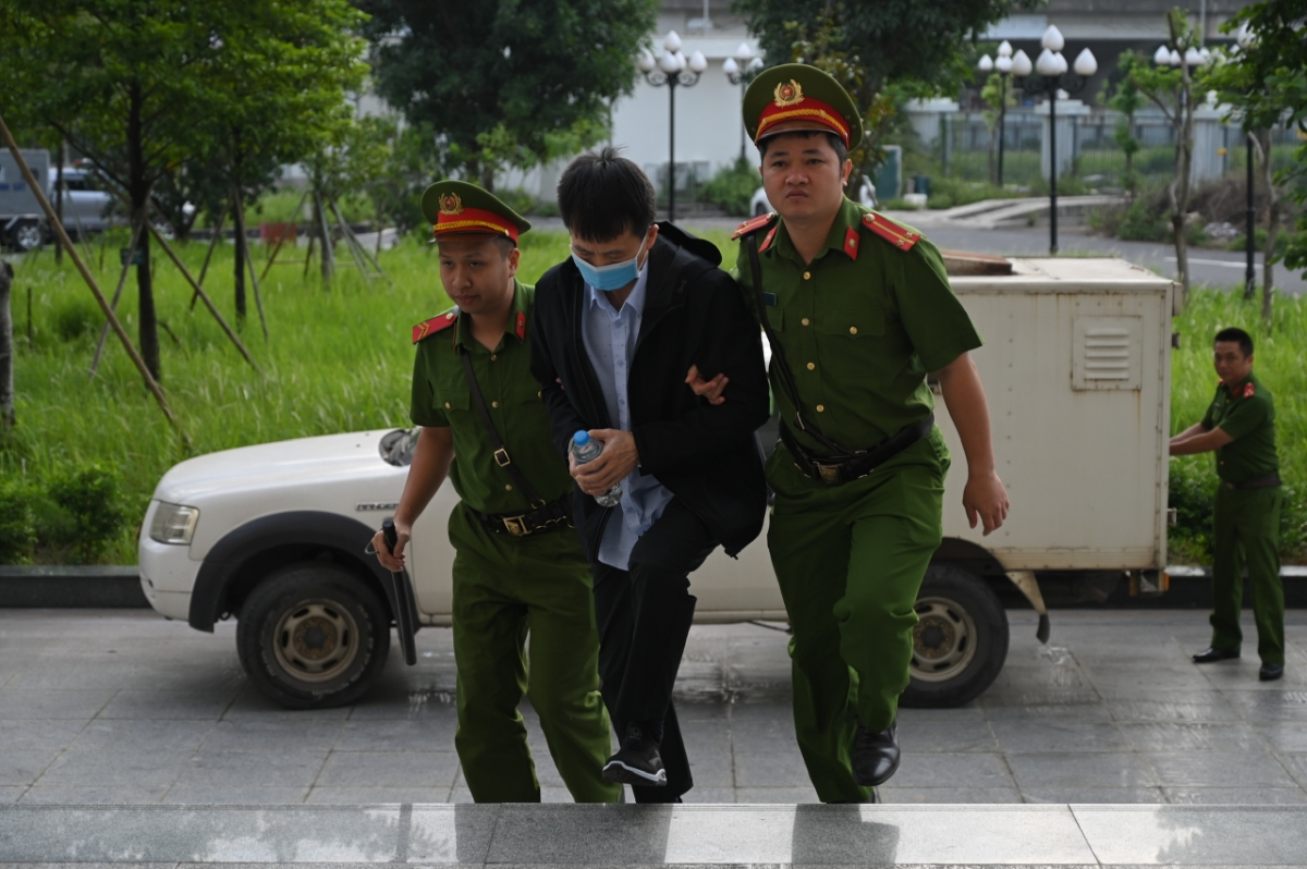 Lực lượng cảnh sát dẫn giải các bị cáo đến tòa sáng 28/10.