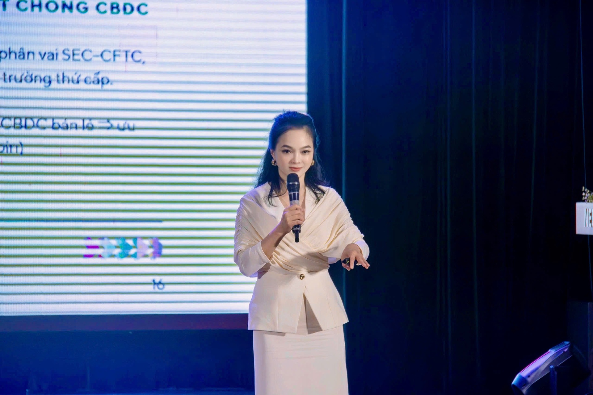 Bà Nguyễn Vân Hiền cho biết thị trường tài sản mã hoá toàn cầu đang tăng trưởng nhanh, đạt vốn hoá hơn 3.800 tỷ USD, với trên 600 triệu người dùng và 25 triệu dự án token được phát hành.