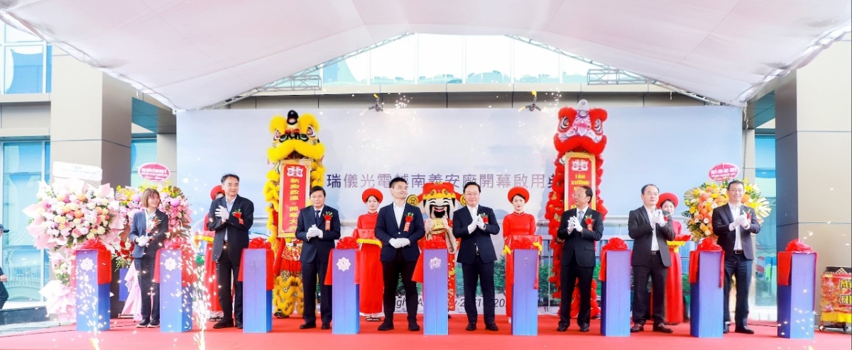 Lãnh đạo tỉnh Nghệ An và Tập đoàn Radiant Opto - Electronics cắt băng khánh thành Nhà máy Radiant Opto - Electronics Việt Nam Nghệ An. Ảnh: Thành Duy