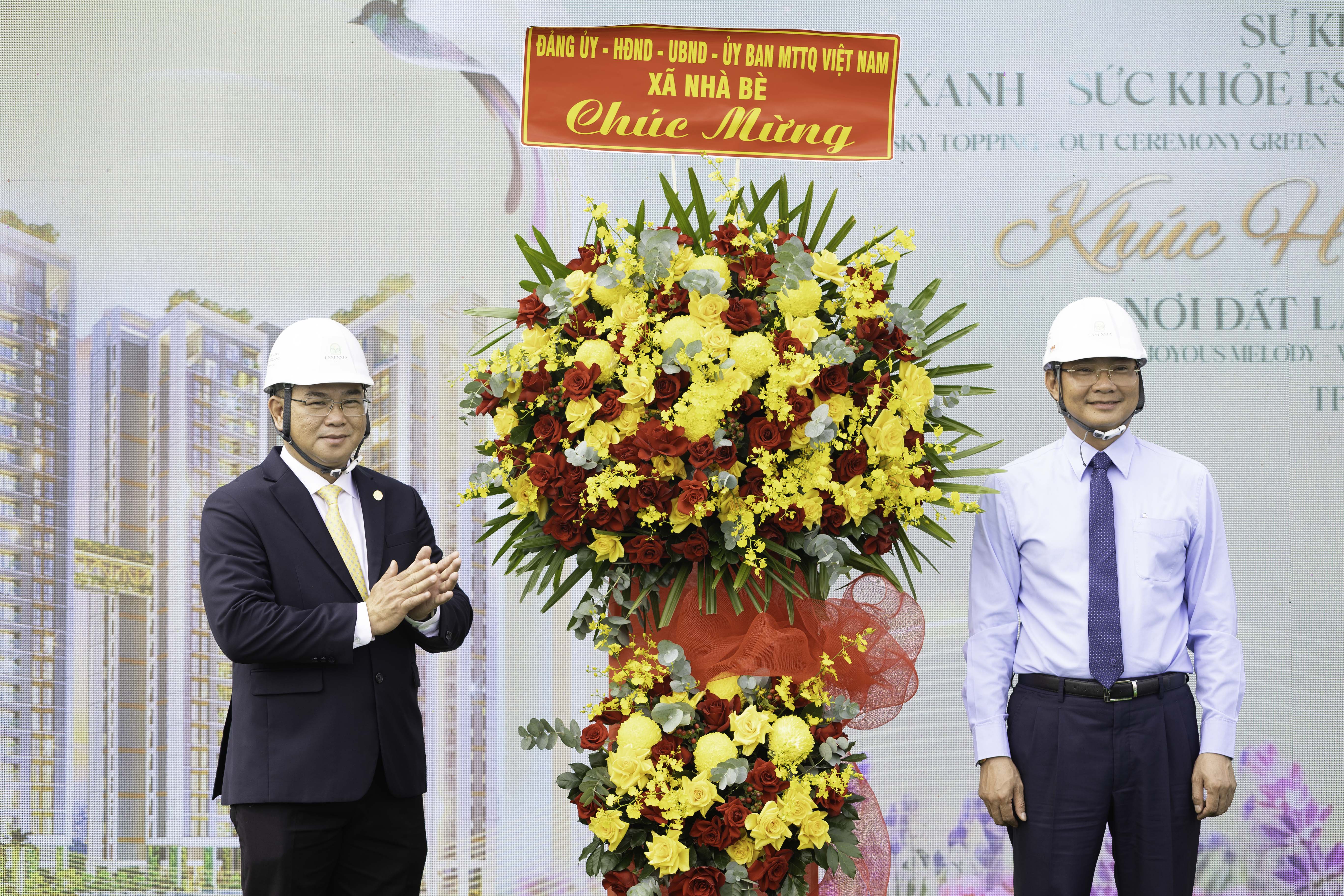 Ông Nguyễn Vũ Anh Tú - Tổng giám đốc Công ty Phú Long (bên trái) nhận hoa chúc mừng từ Ông Phan Ngọc Phúc - Bí thư Đảng uỷ xã Nhà Bè (bên phải). Ảnh Phú Long.