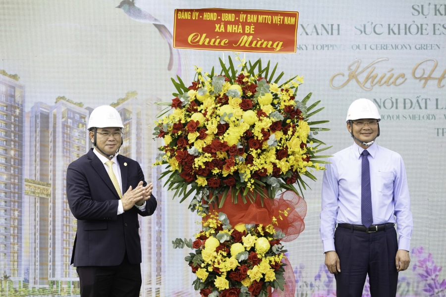 Ông Nguyễn Vũ Anh Tú - Tổng giám đốc Công ty Phú Long (bên trái) nhận hoa chúc mừng từ Ông Phan Ngọc Phúc - Bí thư Đảng uỷ xã Nhà Bè (bên phải). Ảnh Phú Long.