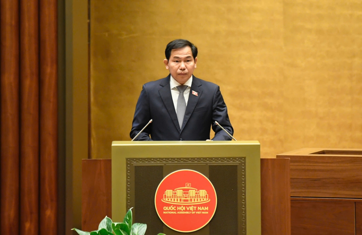 Tổng Thư ký Quốc hội, Chủ nhiệm Văn phòng Quốc hội Lê Quang Mạnh trình bày Báo cáo kết quả giám sát “Việc thực hiện chính sách, pháp luật về bảo vệ môi trường kể từ khi Luật Bảo vệ môi trường năm 2020 có hiệu lực thi hành”.