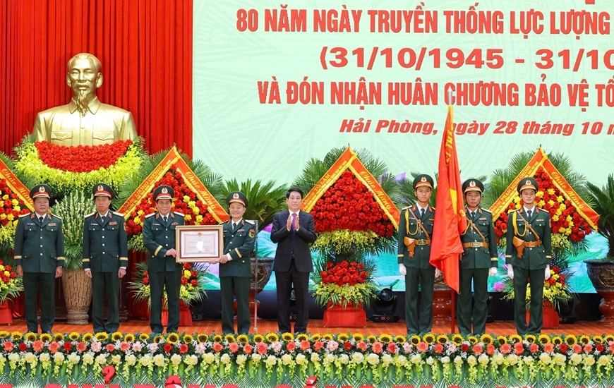 Chủ tịch nước Lương Cường trao Huân chương Bảo vệ Tổ quốc hạng Nhất tặng Lực lượng vũ trang Quân khu 3. Ảnh: QĐND