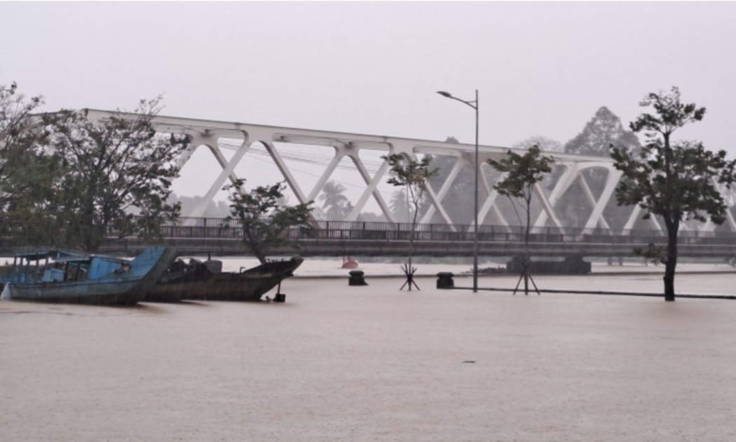Nước trên sông Hương dâng cao.
