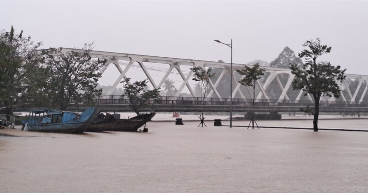 Nước trên sông Hương dâng cao.