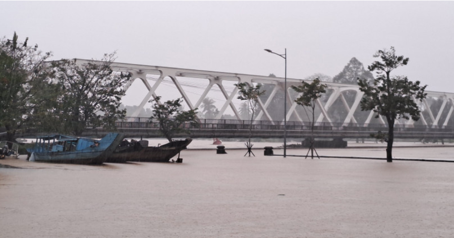 Nước trên sông Hương dâng cao.