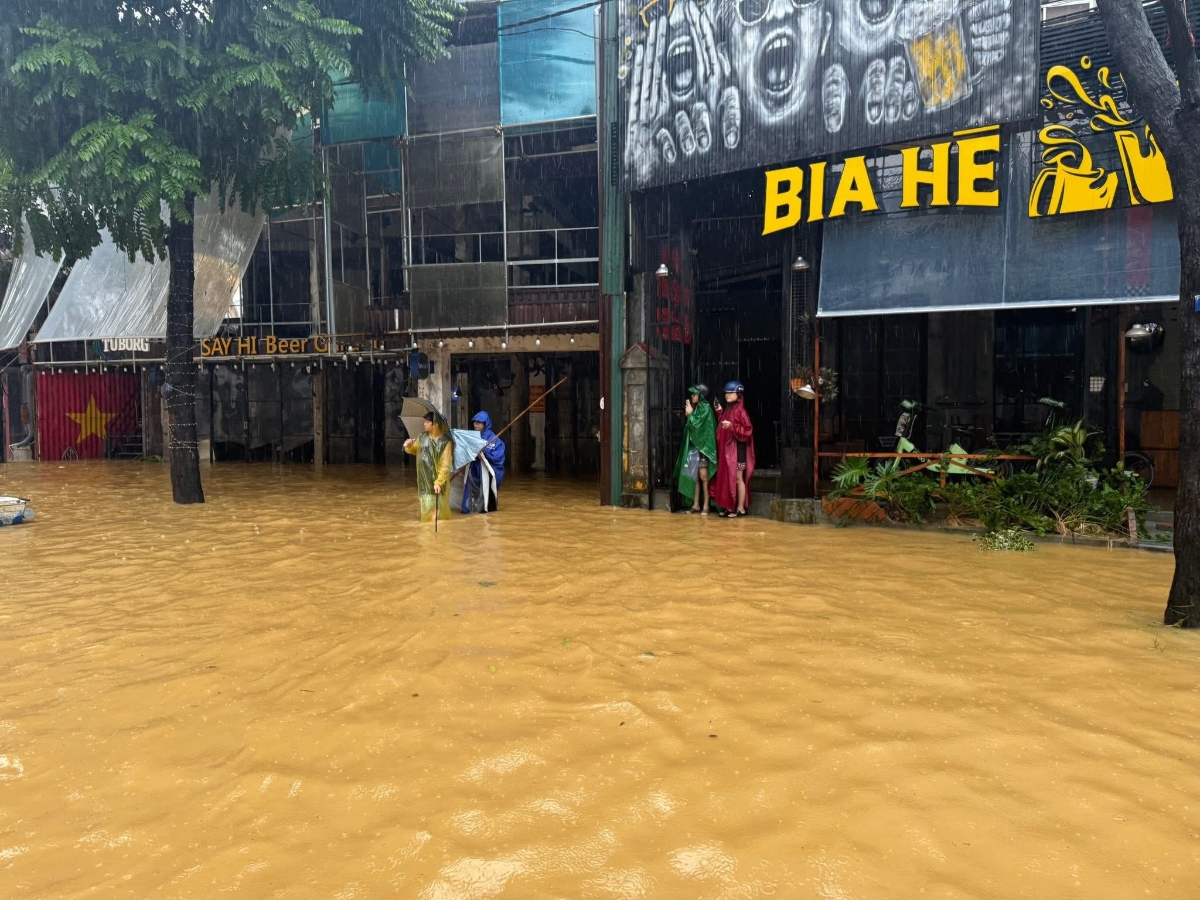 Nước lũ đang rút dần nhưng rất chậm, nhiều khu vực ở thành phố Huế vẫn còn ngập sâu