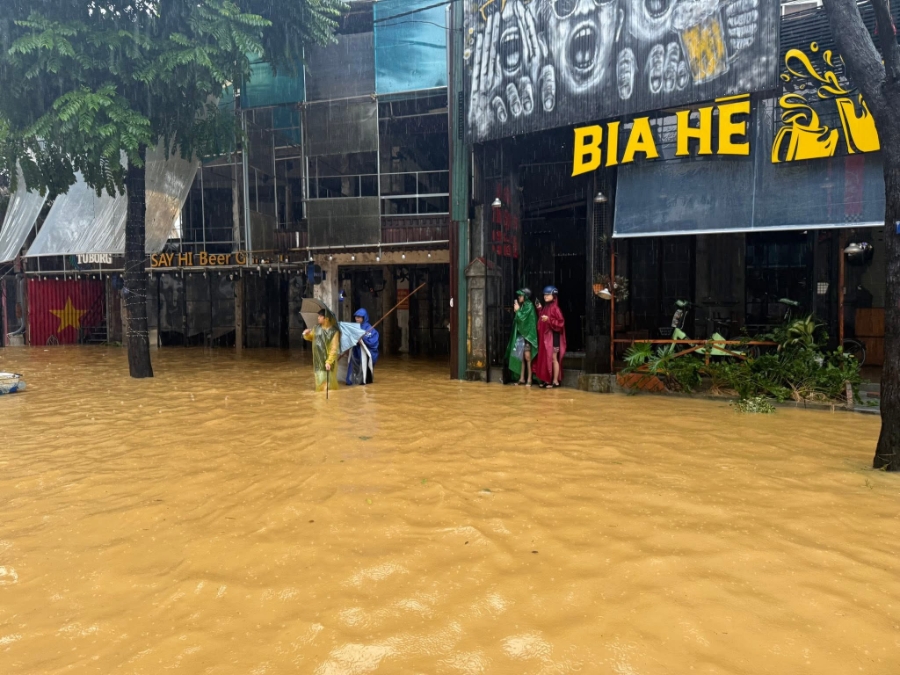 Nước lũ đang rút dần nhưng rất chậm, nhiều khu vực ở thành phố Huế vẫn còn ngập sâu