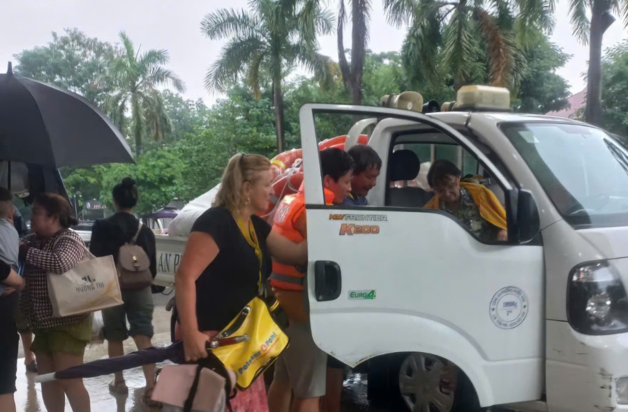 Ngày 27/10, nhận được đề nghị hỗ trợ, Công an phường Thuận Hóa nhanh chóng có mặt tại khách sạn Mondial (17 Nguyễn Huệ) đưa một du khách nước ngoài bị gãy tay đến bệnh viện điều trị. Đến ngày 28/10, lực lượng tiếp tục hỗ trợ thực phẩm thiết yếu cho 21 công dân Úc đang lưu trú tại khách sạn Roman (16 Nguyễn Thái Học).