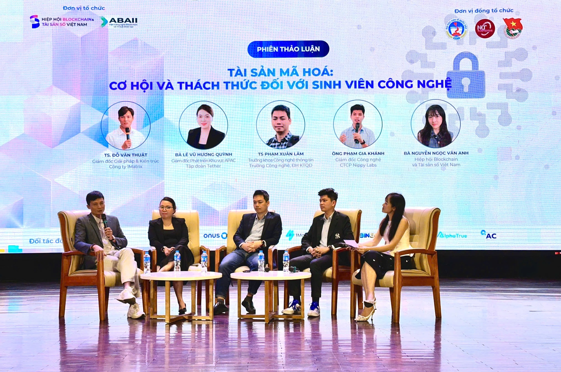 Các chuyên gia trong phiên thảo luận “Tài sản mã hóa: Cơ hội và thách thức đối với sinh viên công nghệ”