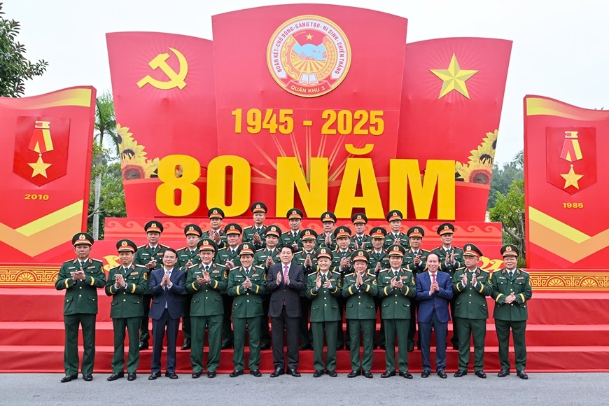 Chủ tịch nước Lương Cường và Đại tướng Trịnh Văn Quyết, Đại tướng Nguyễn Tân Cương cùng các đại biểu và lãnh đạo chủ chốt Bộ tư lệnh Quân khu 3. Ảnh: QĐND.