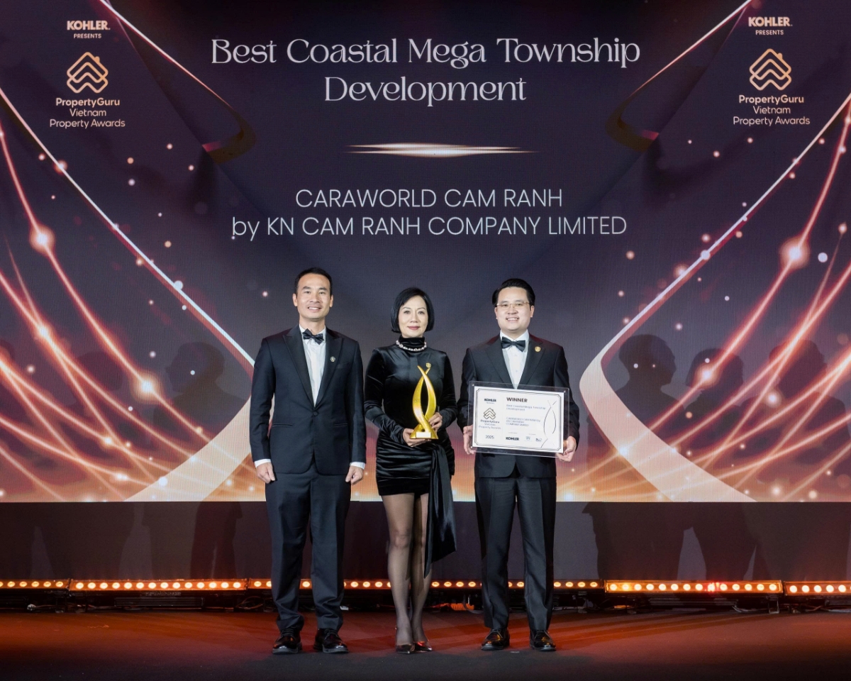 Ông Nguyễn Tuấn Anh - Phó Tổng giám đốc KN Holdings và bà Phạm Tú Cầu - Phó Tổng giám đốc KN Holdings, đại diện chủ đầu tư CaraWorld nhận giải 