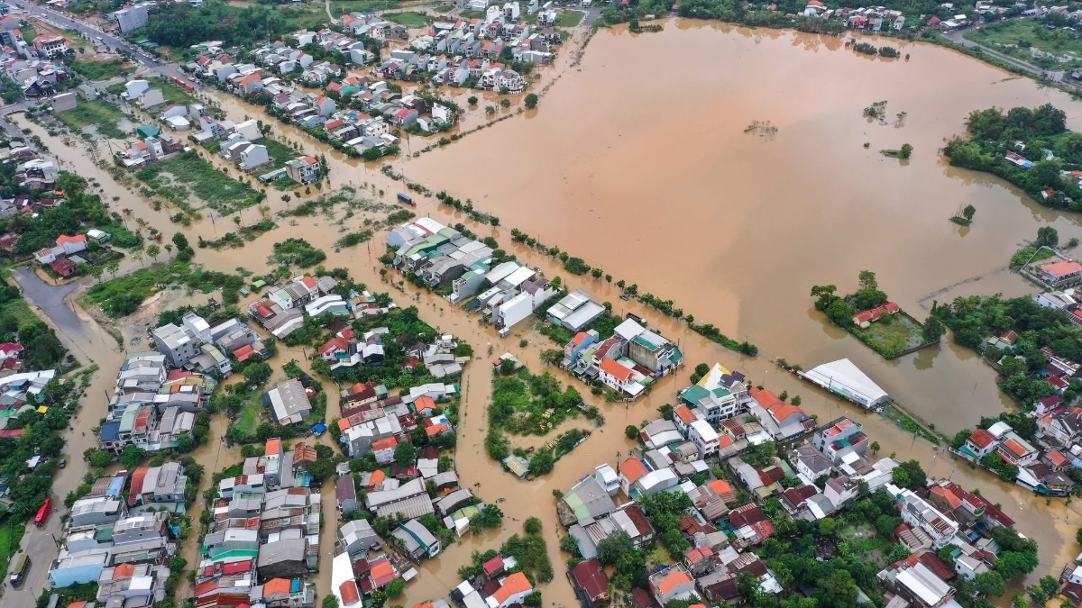 Nhiều khu vực tại thành phố Huế biến thành sông sau đợt mưa lũ đặc biệt lớn. Ảnh: Nguyên Phong