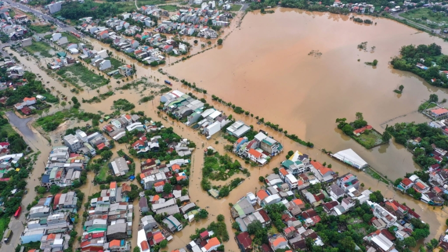 Nhiều khu vực tại thành phố Huế biến thành sông sau đợt mưa lũ đặc biệt lớn. Ảnh: Nguyên Phong