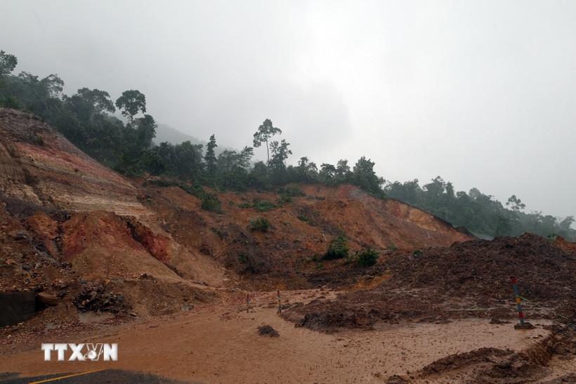 Điểm sạt lở tại Km46 trên tuyến cao tốc La Sơn - Túy Loan. Ảnh: Đỗ Trưởng/TTXVN