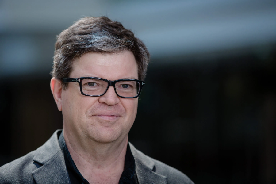 Ông Yann LeCun hiện là giáo sư tại Trung tâm Nghiên cứu Toán học Courant (Đại học New York) và là chủ nhân của Giải thưởng Turing năm 2018 - được ví như “Nobel của ngành khoa học máy tính”.