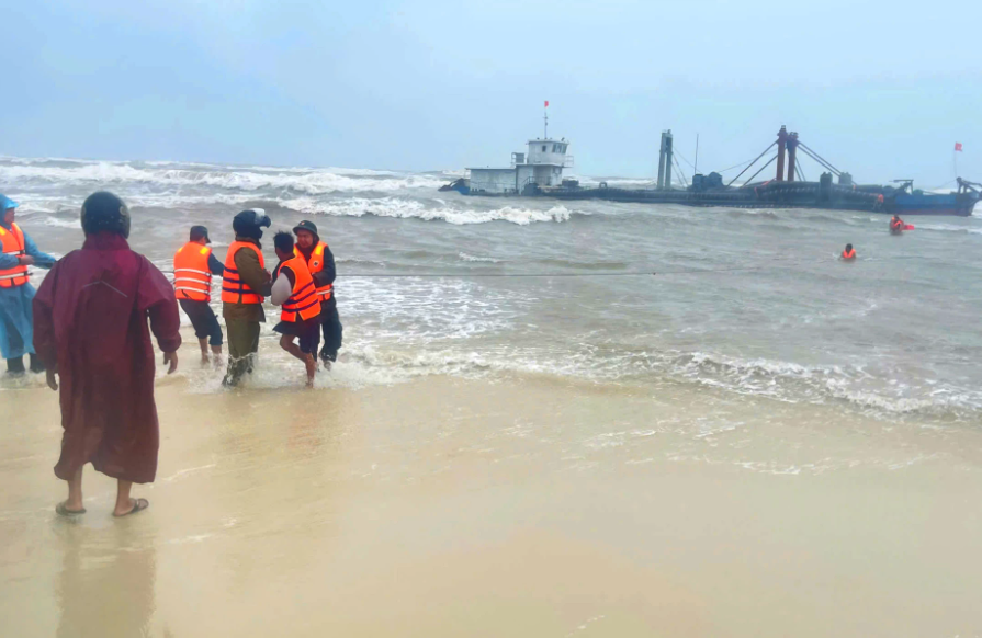 &nbsp;Bộ đội Biên phòng phối hợp đưa các thuyền viên tàu hàng NĐ 3464 vào bờ. Ảnh: Hoài nam