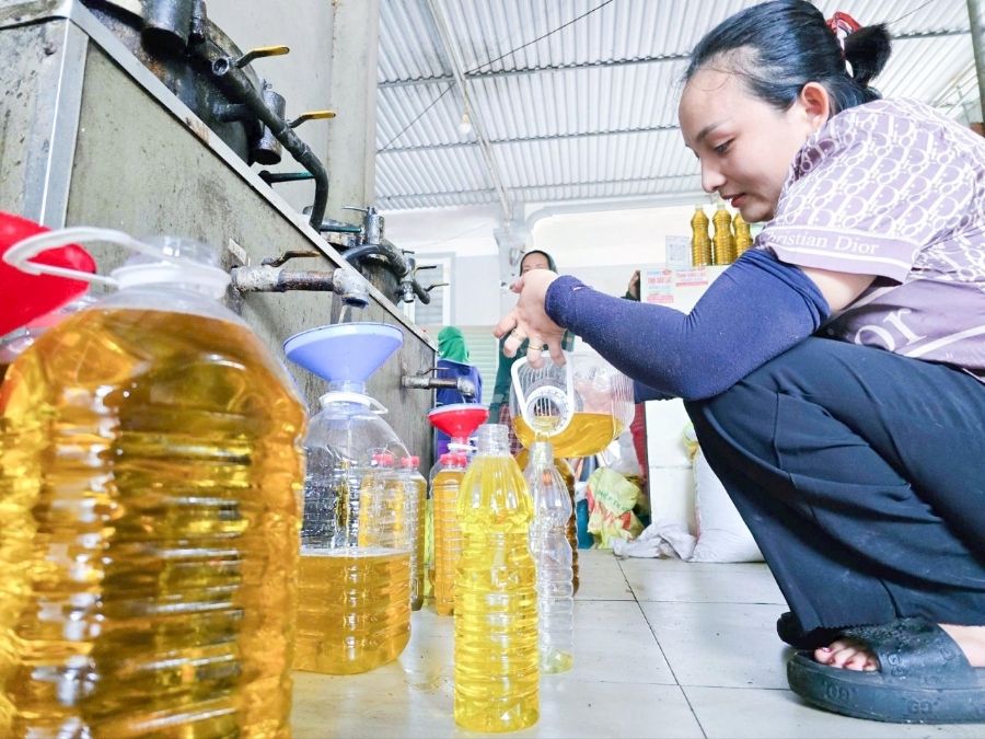 Các cơ sở ép dầu lạc, vừng thủ công tại Nghệ An đang hoạt động hết công suất.