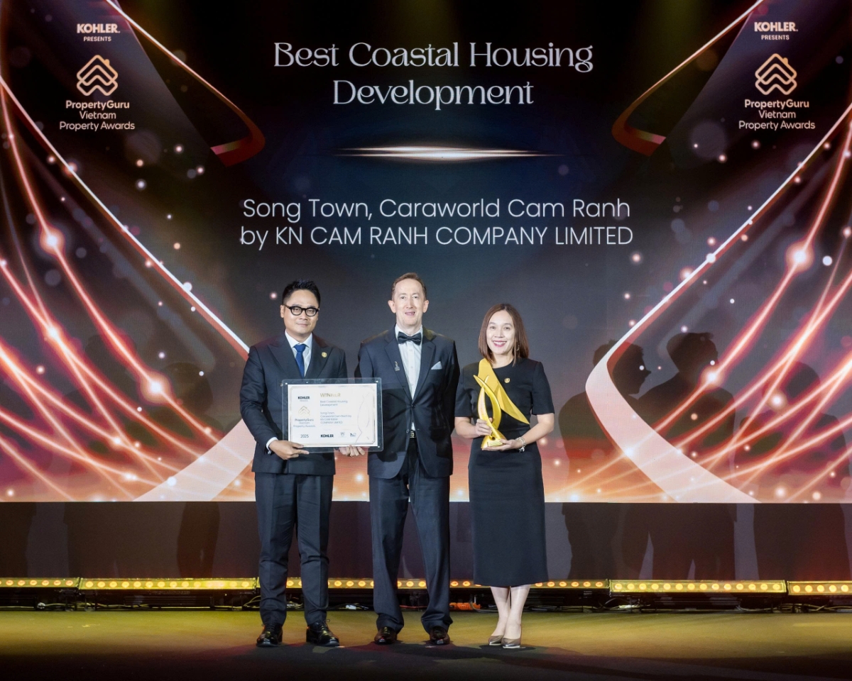 Bà Võ Thị Cao Ly - Phó Tổng giám đốc KN Holdings và ông Dương Tuấn Linh – Trưởng phòng Phát triển Kinh doanh KN Holdings, đại diện doanh nghiệp nhận giải “Best Coastal Housing Development”.