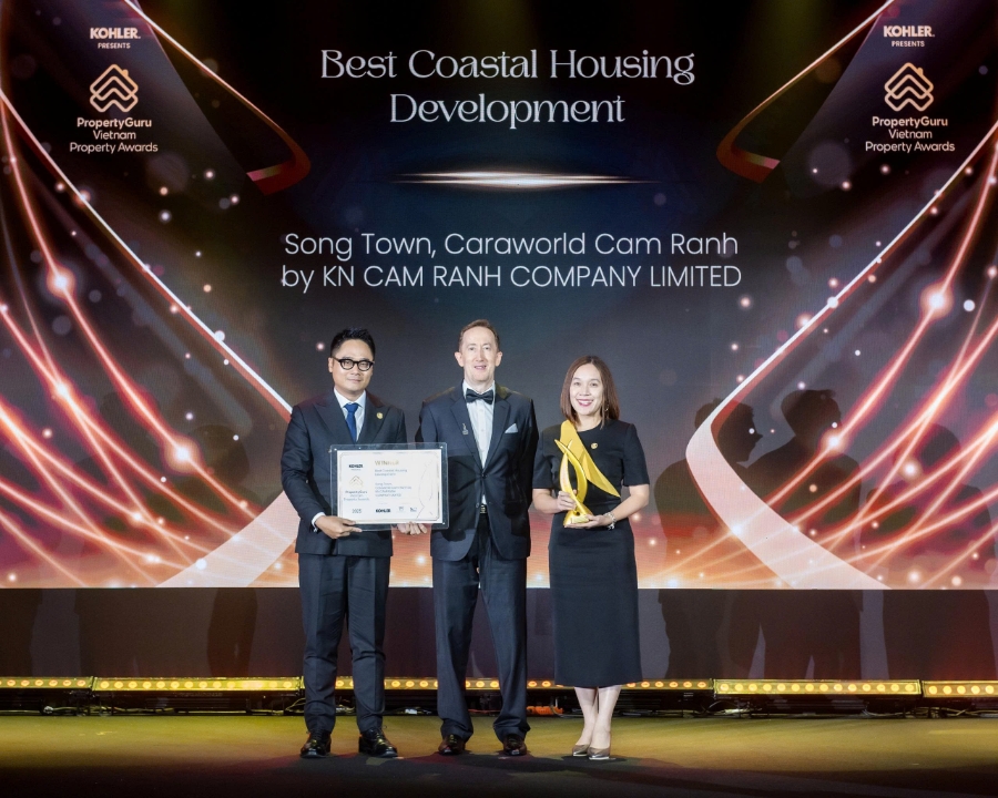 Bà Võ Thị Cao Ly - Phó Tổng giám đốc KN Holdings và ông Dương Tuấn Linh – Trưởng phòng Phát triển Kinh doanh KN Holdings, đại diện doanh nghiệp nhận giải “Best Coastal Housing Development”.