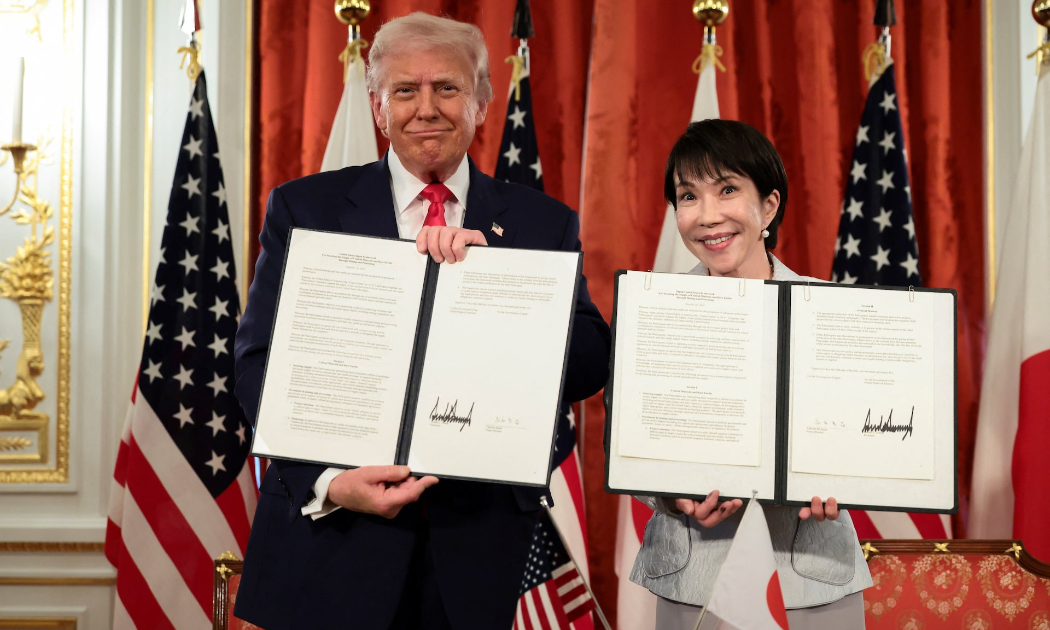Tổng thống Mỹ Donald Trump và Thủ tướng Nhật Bản Sanae Takaichi giơ cao các văn bản vừa ký về việc đảm bảo nguồn cung khoáng sản quan trọng và đất hiếm, trong cuộc họp song phương tại Cung điện Akasaka, Tokyo, Nhật Bản, ngày 28/10/2025 - Ảnh: Reuters