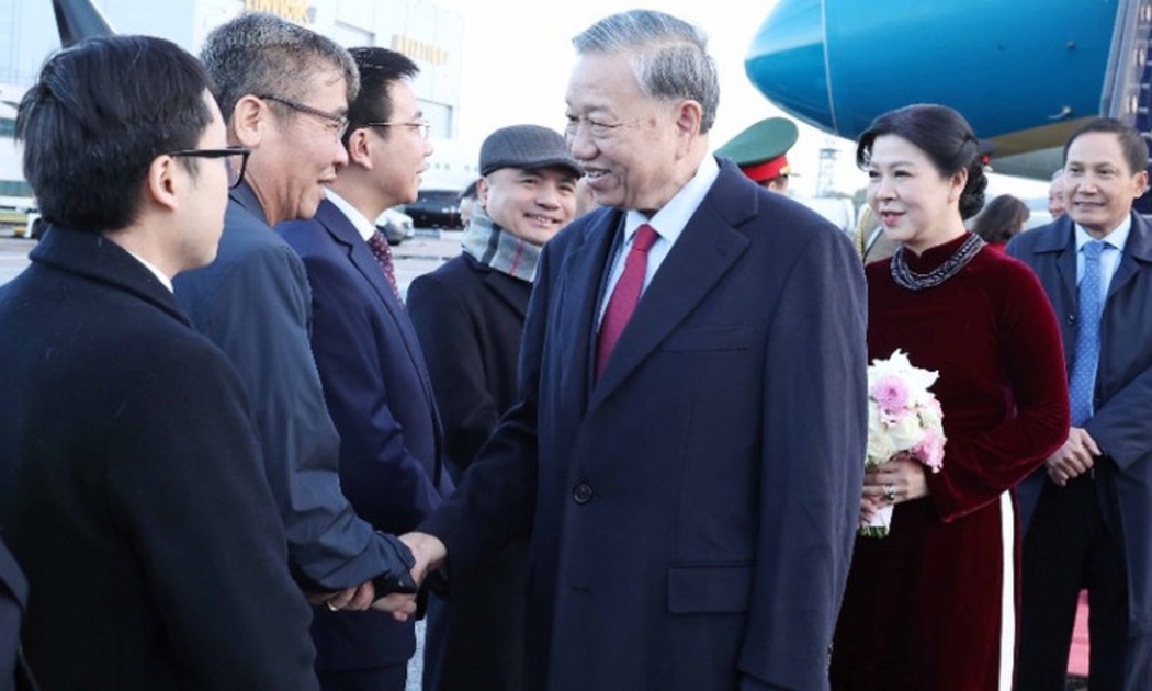 Cán bộ, nhân viên Đại sứ quán và cộng đồng người Việt tại Vương quốc Anh đón Tổng Bí thư Tô Lâm và Phu nhân tại Sân bay London Stansted. Ảnh: TTXVN