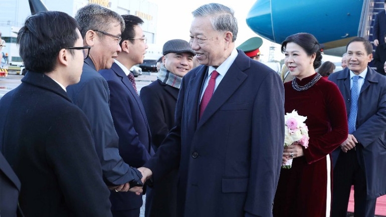 Cán bộ, nhân viên Đại sứ quán và cộng đồng người Việt tại Vương quốc Anh đón Tổng Bí thư Tô Lâm và Phu nhân tại Sân bay London Stansted. Ảnh: TTXVN