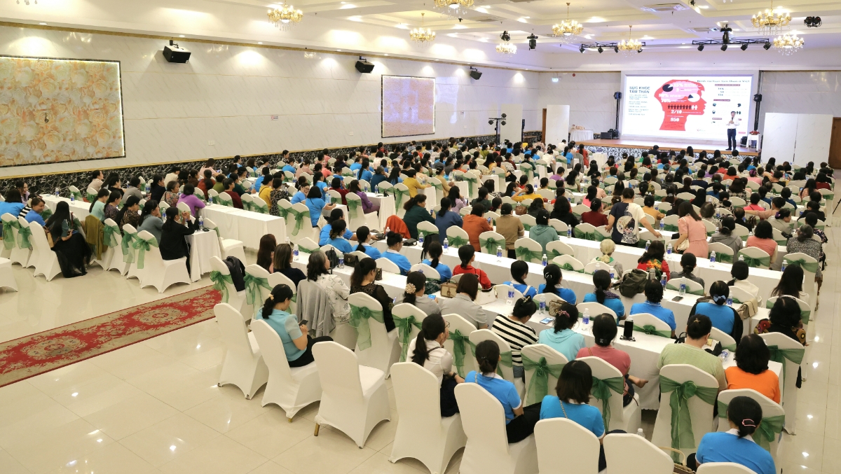 Hội thảo với sự tham gia của hơn 300 phụ nữ trong tỉnh.